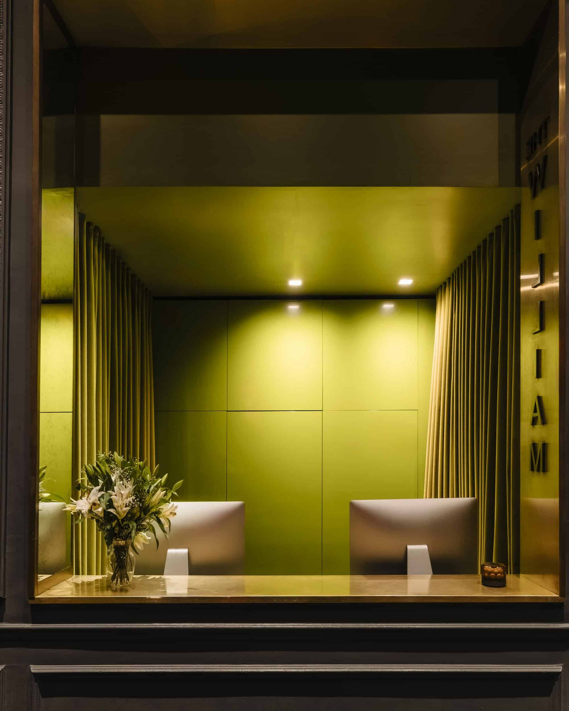 Recepción elegante en tono verdes de The William Hotel 